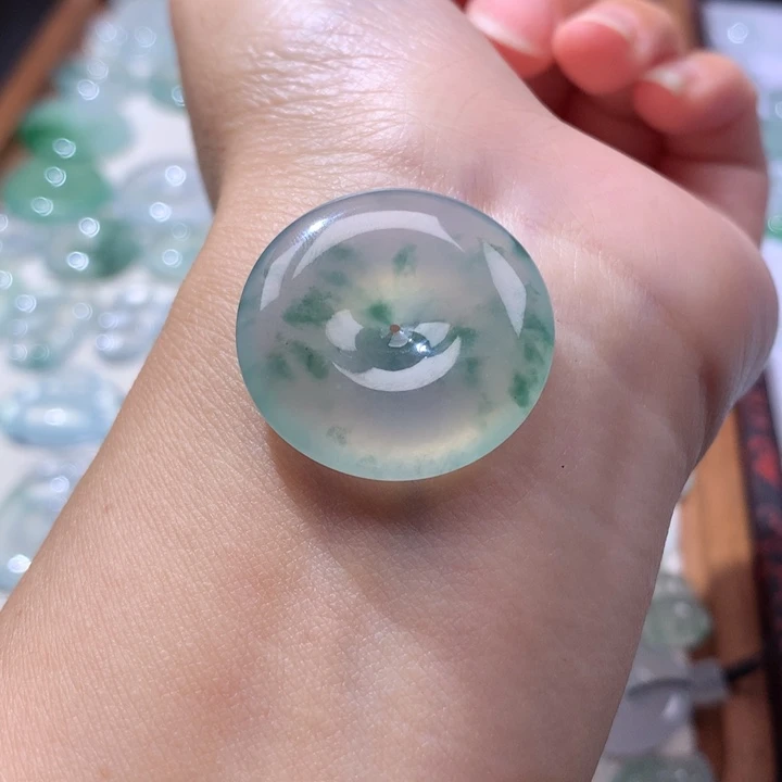 颈饰未镶嵌翡翠冰种飘花平安扣