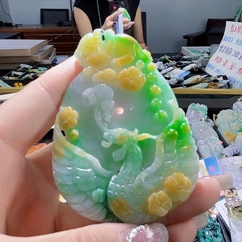 翡翠未镶嵌颈饰一个