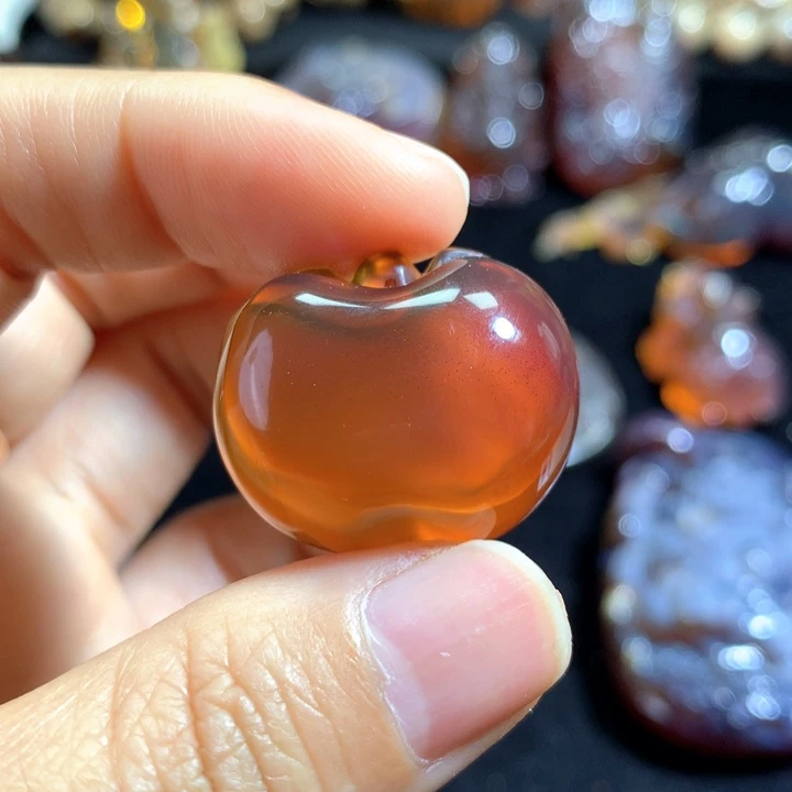 琥珀颈饰未镶嵌血珀料雕刻苹果