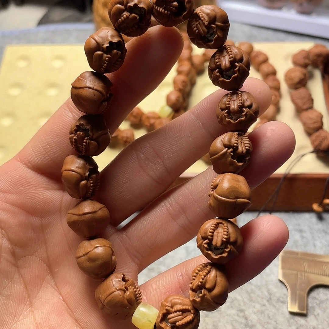 龙纹桃核雕刻镂空无相佛