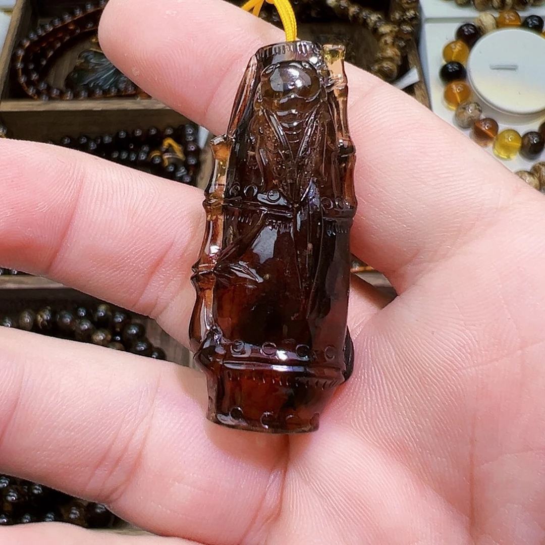 邓***闲琥珀未镶嵌颈饰抚顺