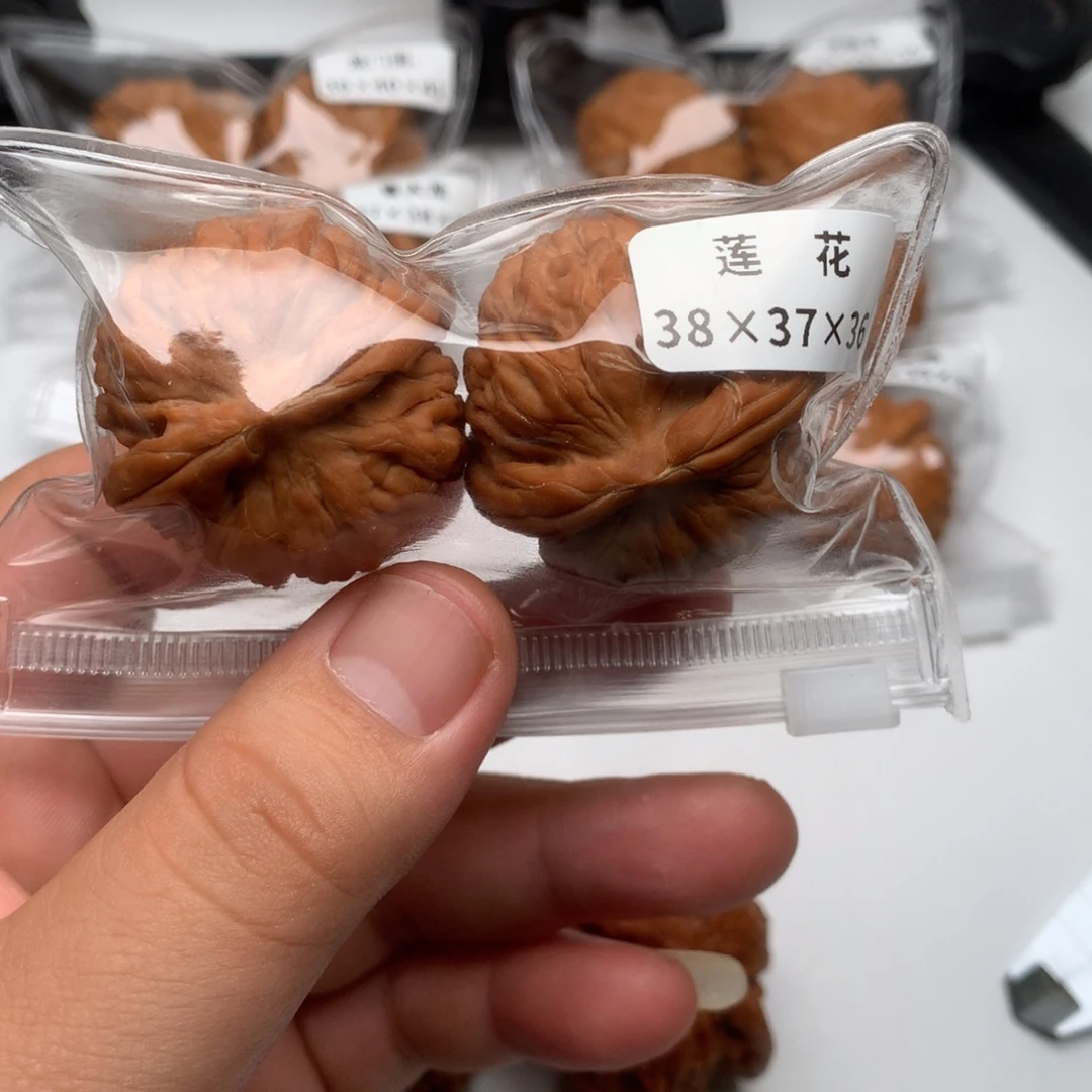 文玩核桃吊坠莲花