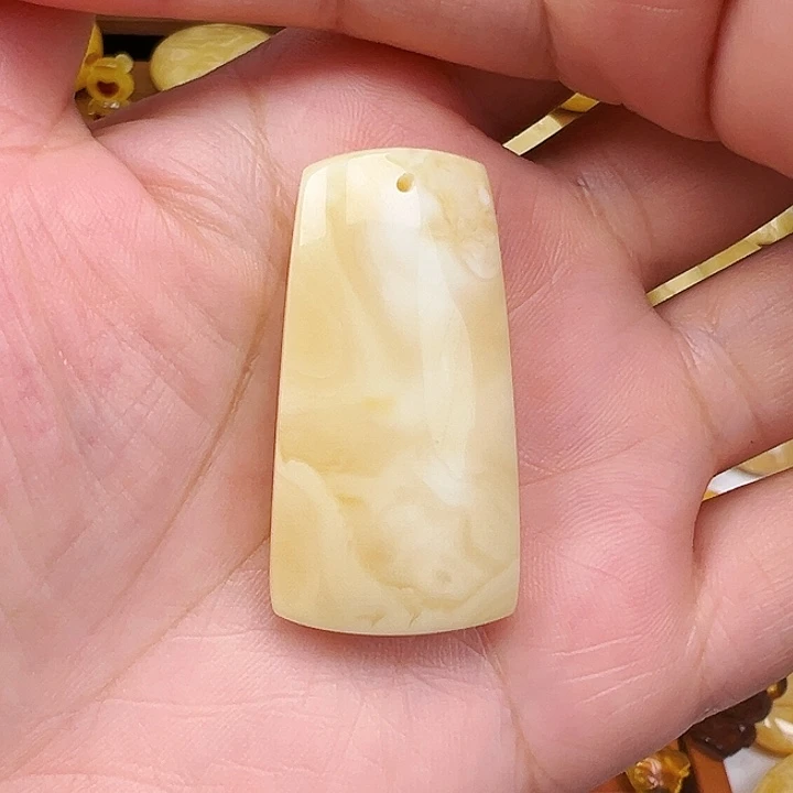 裸石琥珀未镶嵌有**了白花蜡平安无事牌