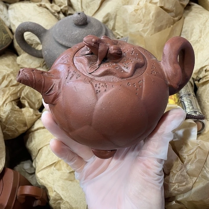 茶壶紫砂原矿泥料，手工制作的一把紫砂壶。