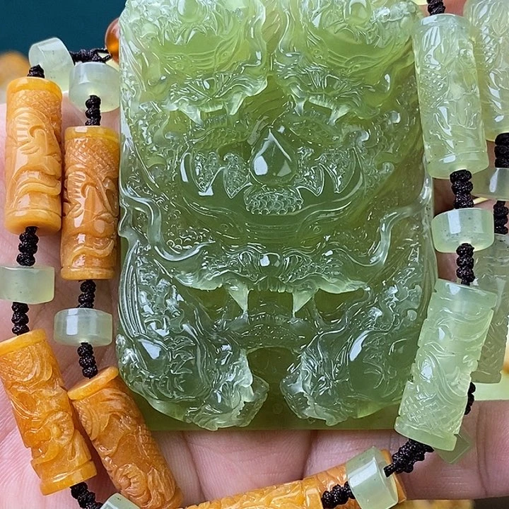 蛇纹石玉未镶嵌颈饰龙牌