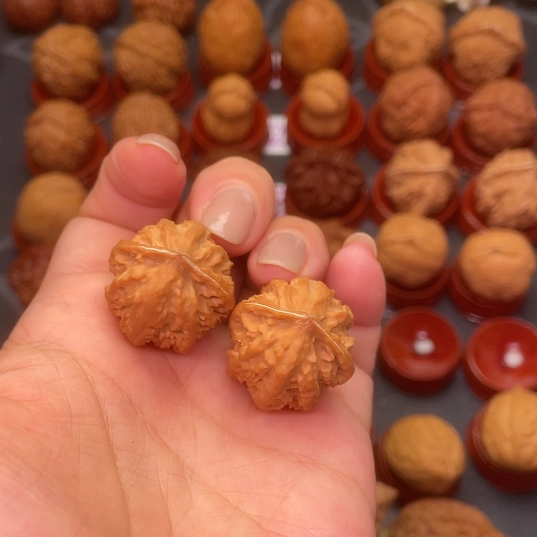 文玩核桃吊坠小珊瑚