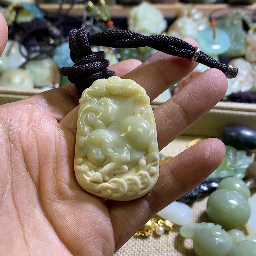 岫玉未镶嵌颈饰一个