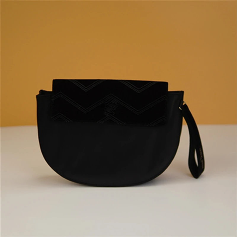 ly818  阿**黑色信封式贝壳型化妆包 便携简约收纳包手拎包手腕包