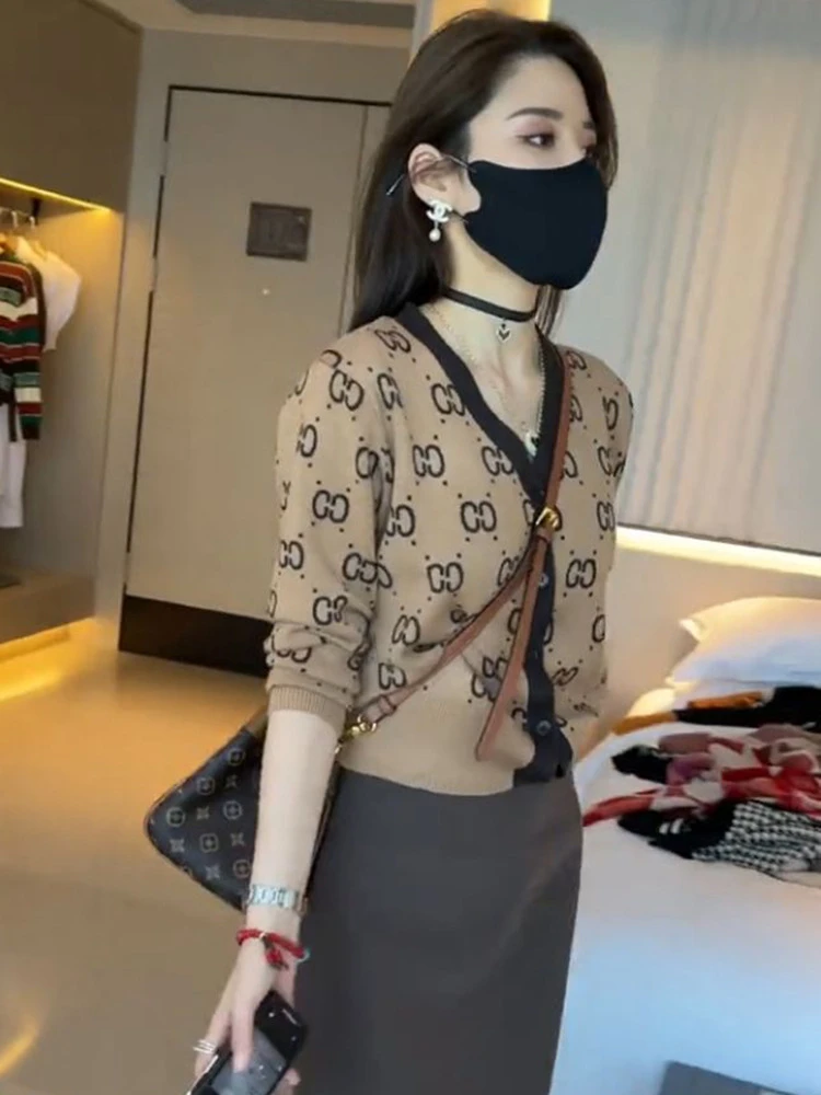 时尚双C字母针织羊绒开衫女百搭V领上衣短款显瘦宽松毛衣羊毛外套