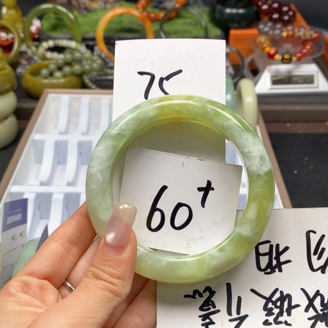 蛇纹石玉未镶嵌手镯