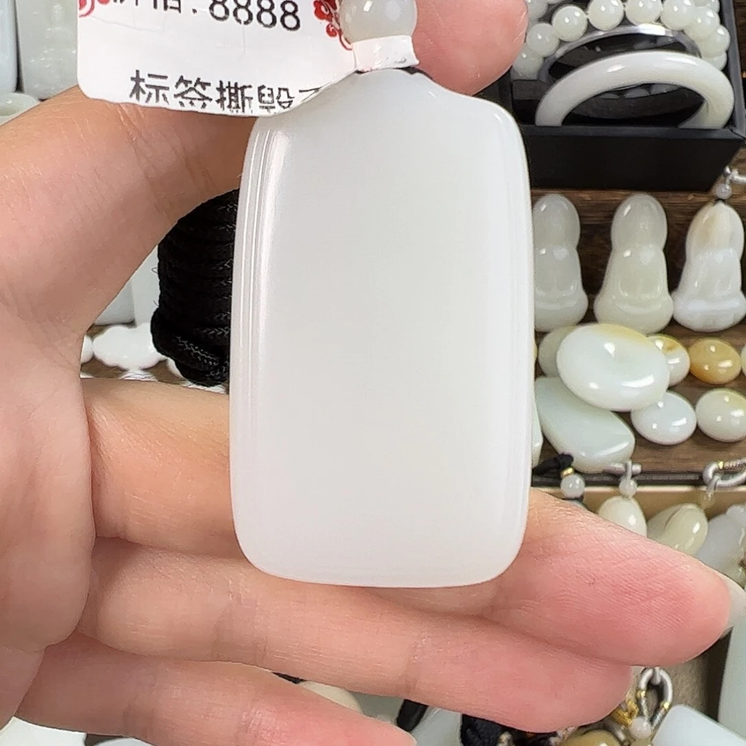 胡***允和田玉未镶嵌颈饰