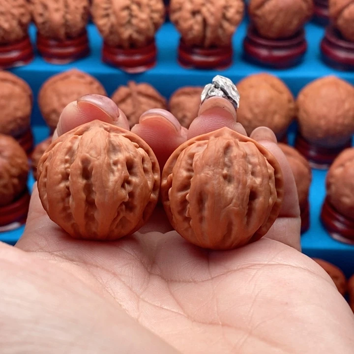 隔***王核桃精品文玩核桃手捻金瓜