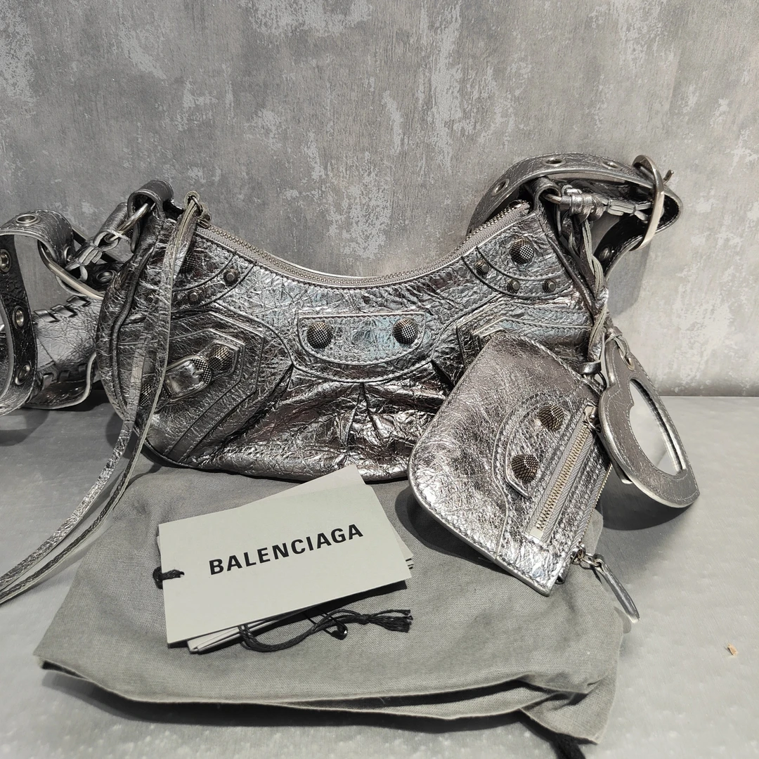 95新 Balenciaga/巴黎世家 le cagole银色xs月牙银钉斜挎单肩包23