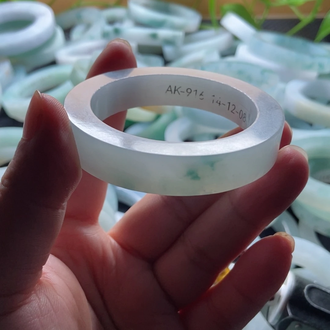 未镶嵌手镯定制翡翠不***?