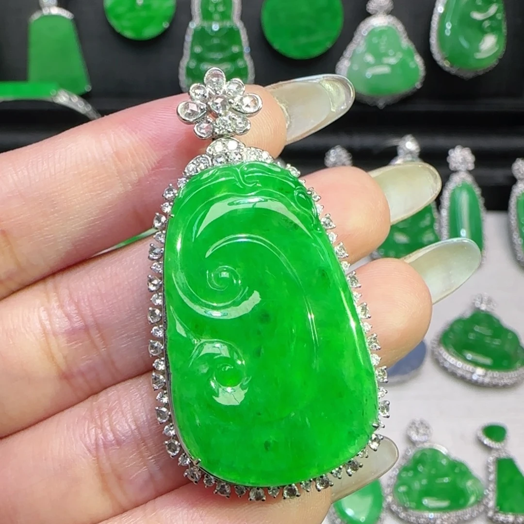 翡翠18K金镶嵌颈饰