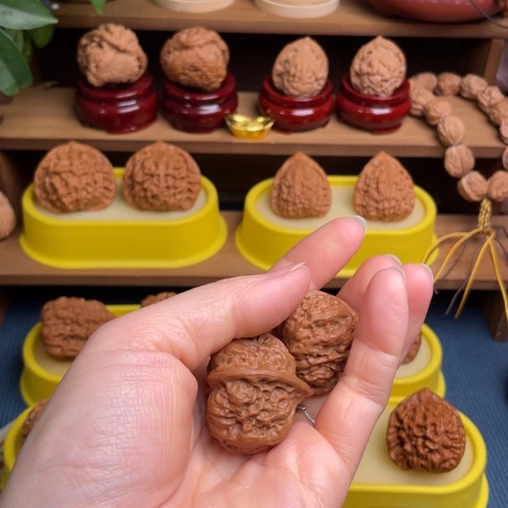 文玩核桃把件还***俊朱雀