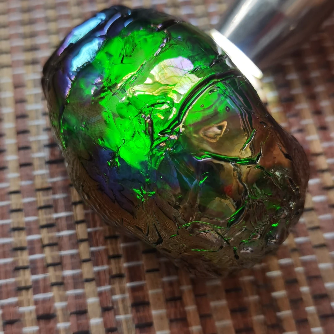 玻璃陨，打灯通透，重量200克左右，手把件刚好。