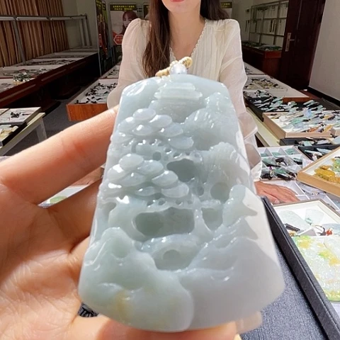 翡翠未镶嵌颈饰一个