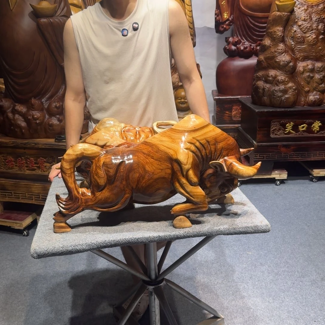 香樟木闭****人香樟木斗牛摆件