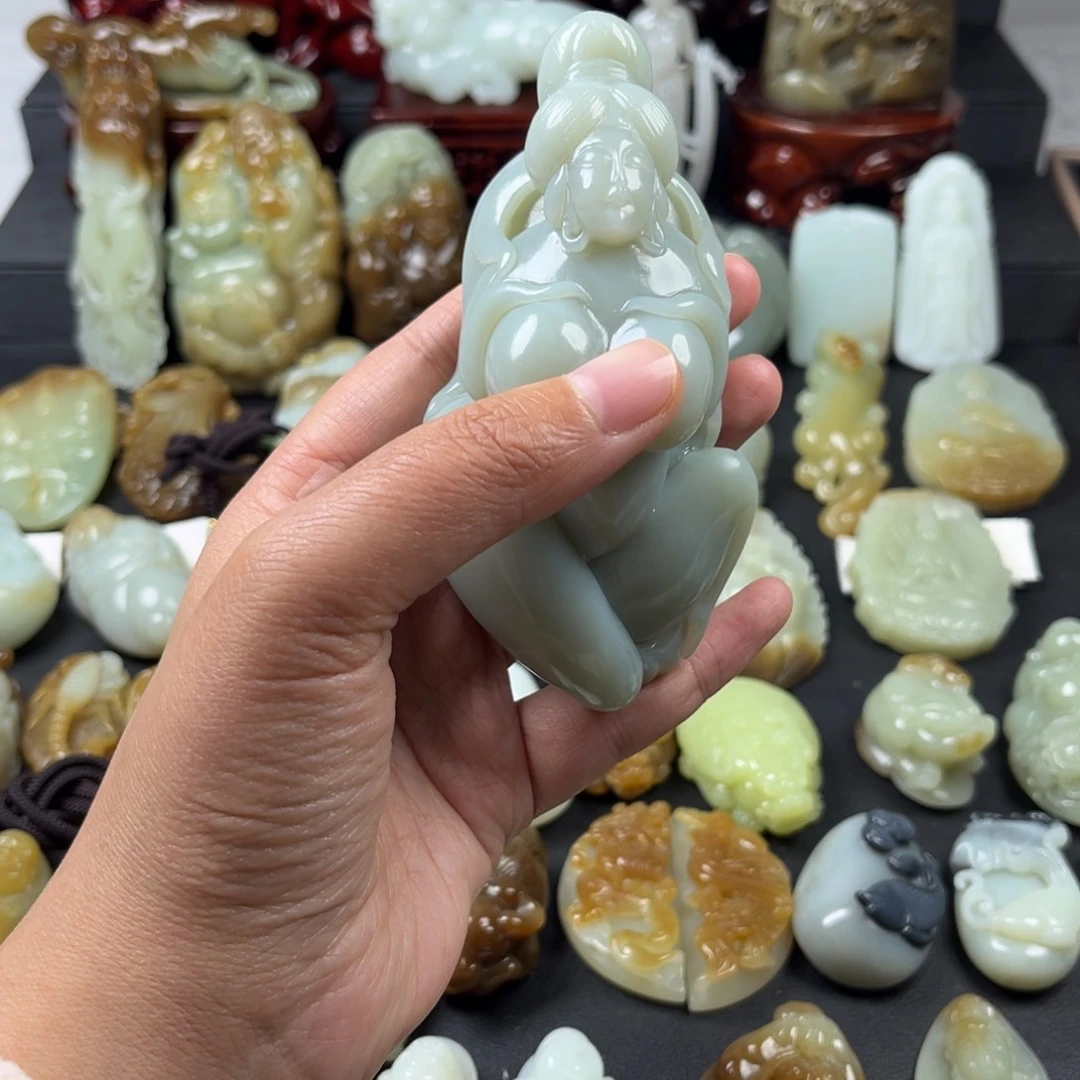 老***雷和田玉未镶嵌颈饰