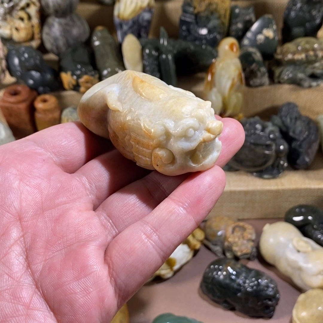 未镶嵌透闪石质玉挂件