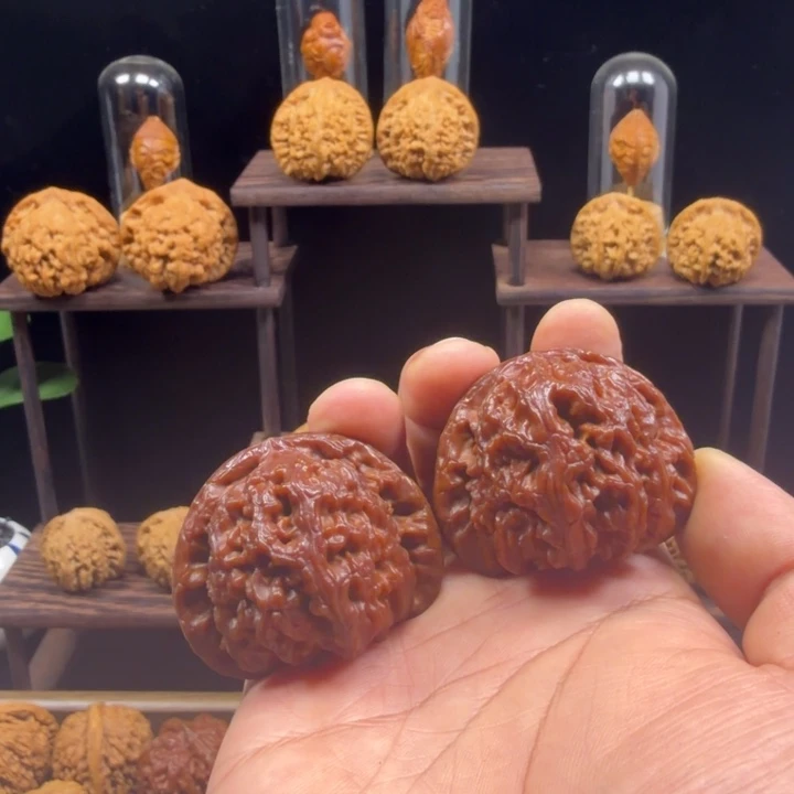 桃核把件回血（镶底白狮子）