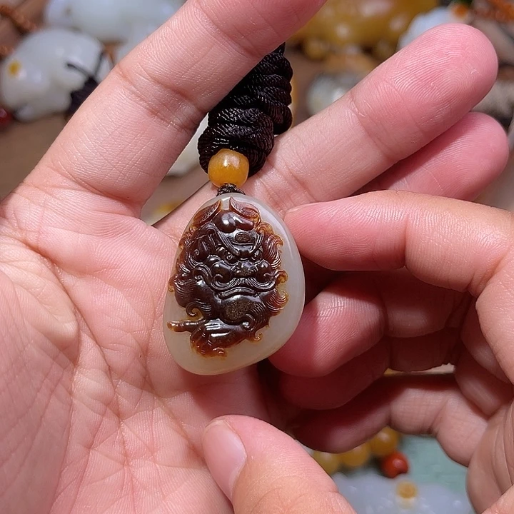 酒***伤和田玉未镶嵌颈饰