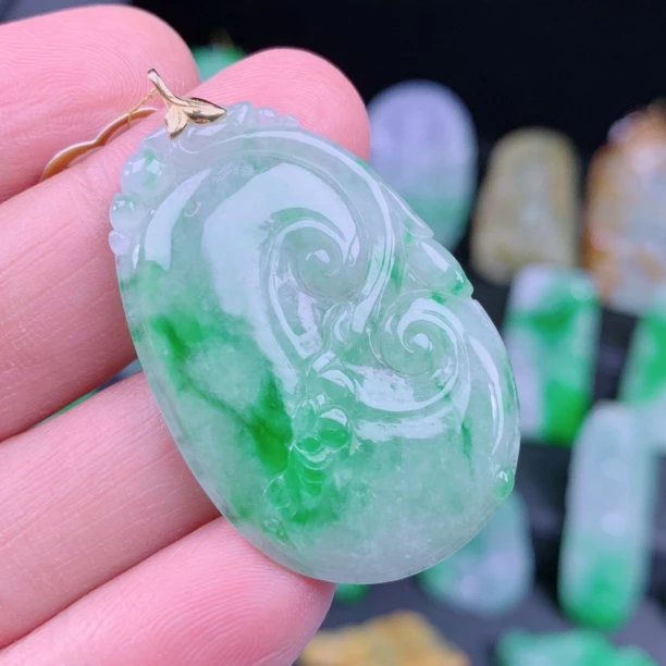 天然A货18k金镶冰阳绿翡翠如意 货号: 1390415尺寸:48-27.5-3.6mm