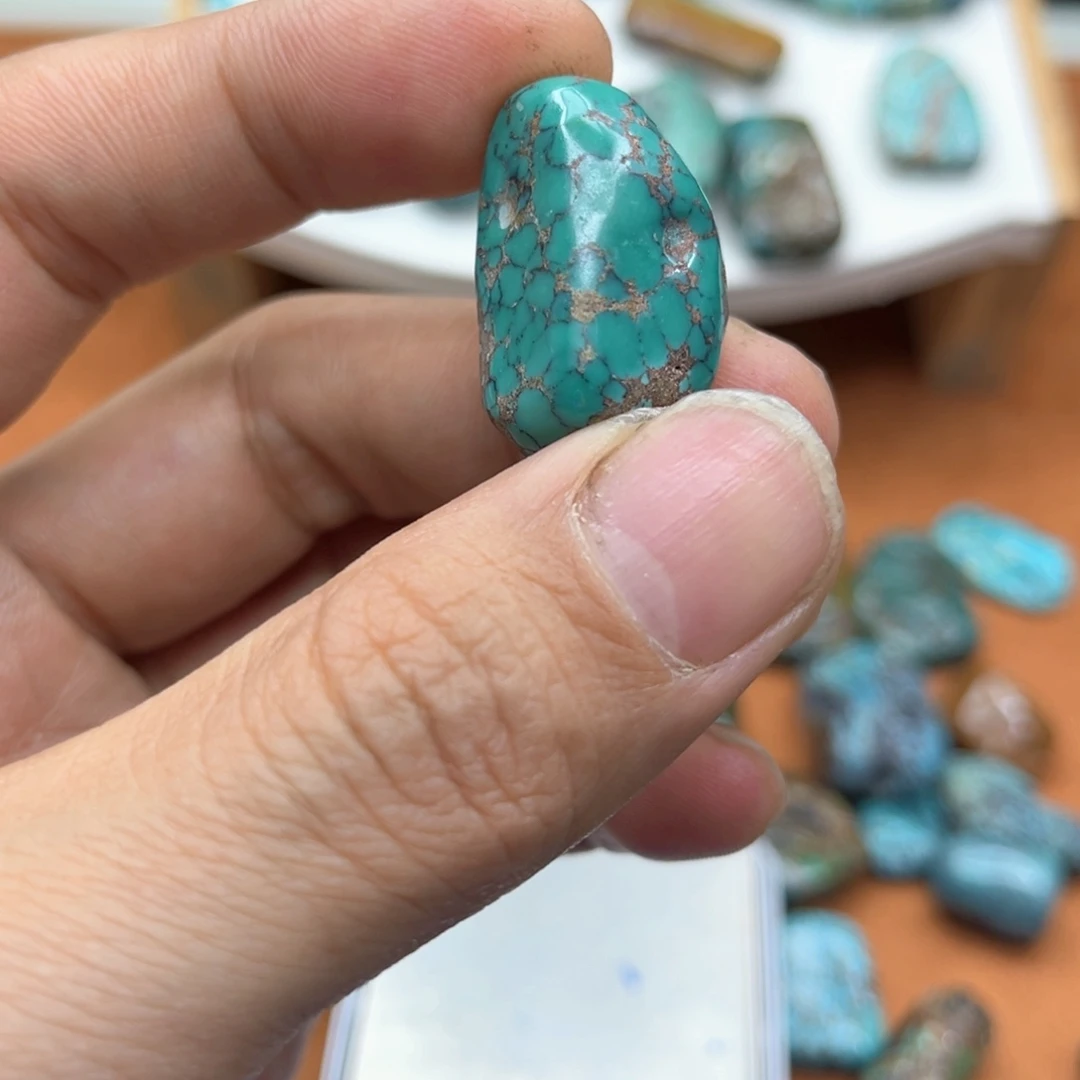 汀***.绿松石未镶嵌颈饰