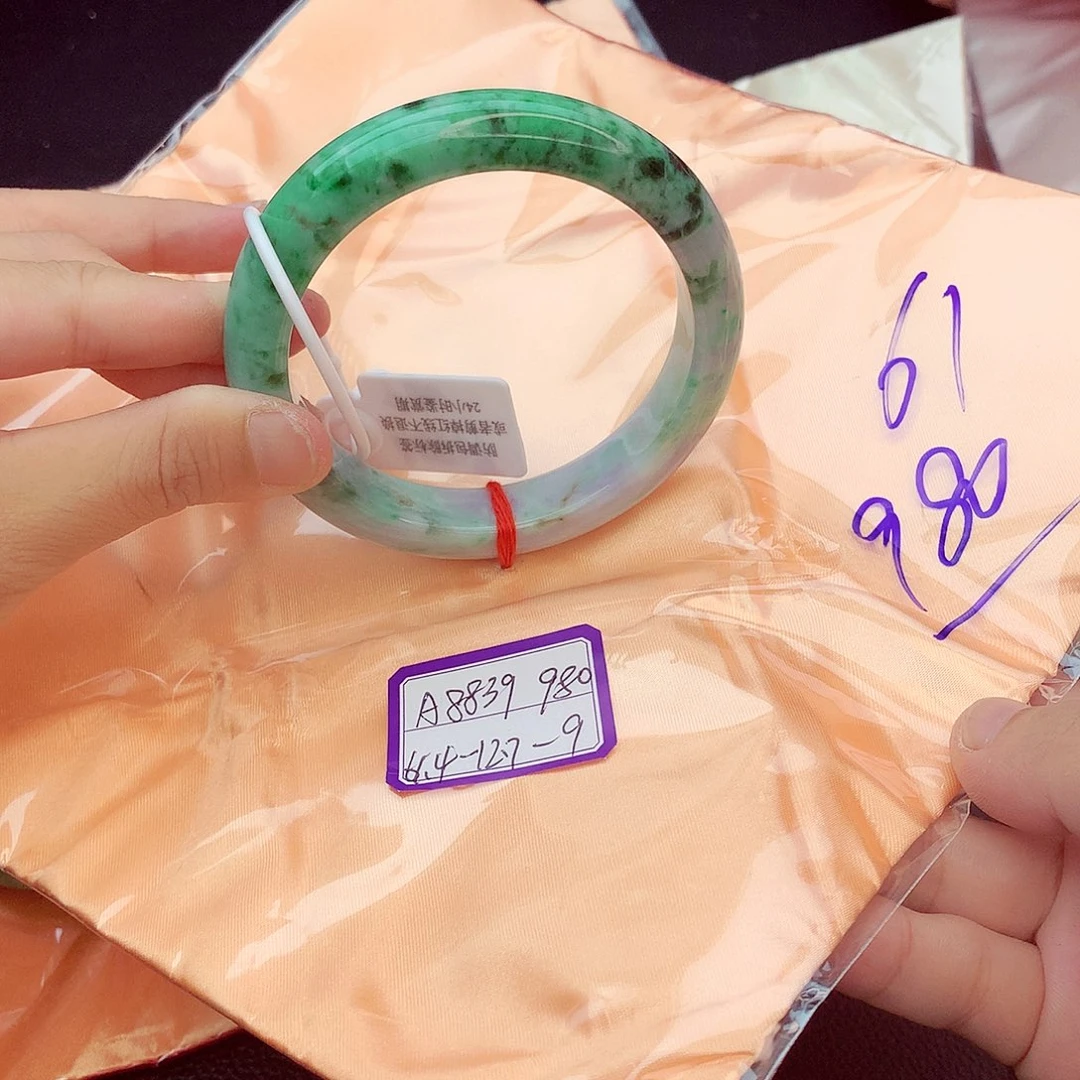 翡翠手镯未镶嵌翡翠