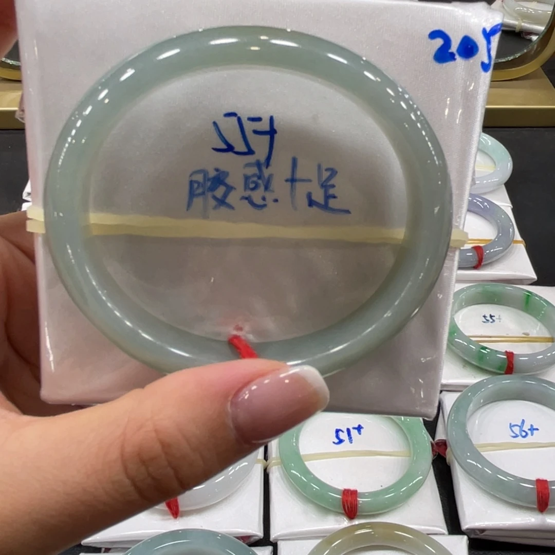 翡翠手镯未镶嵌翡翠