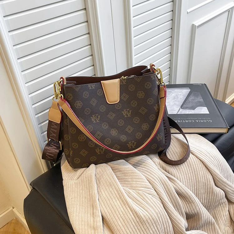 【寰球品牌】新款水桶包手提包时尚百搭大容量单肩斜挎8215