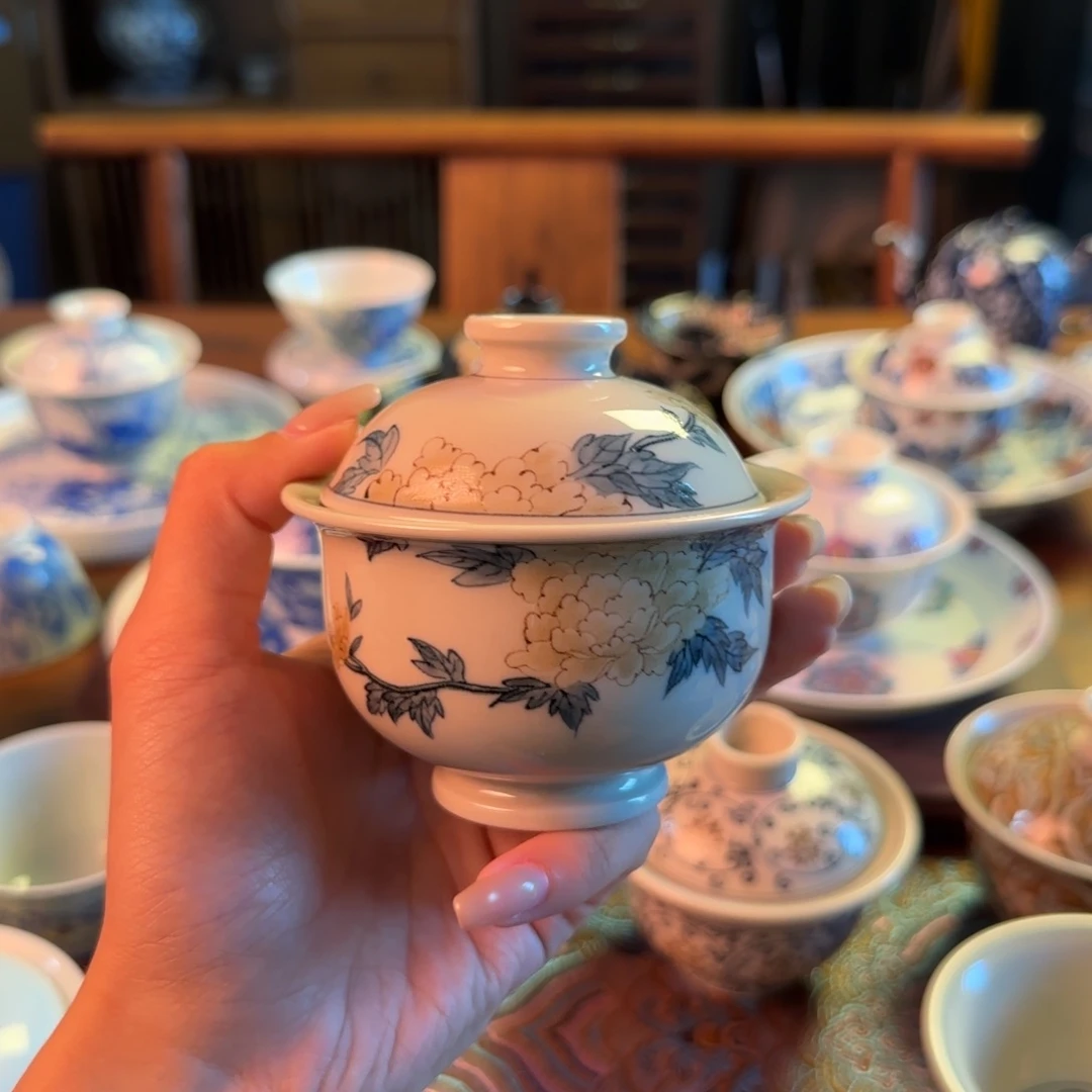 w**w重工釉里金牡丹盖碗纯手绘