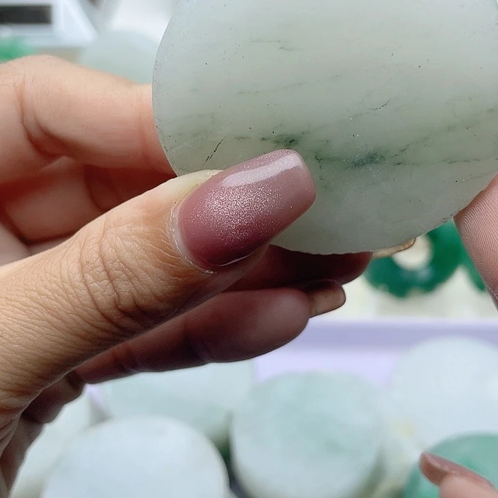 颈饰未镶嵌石英质玉军*