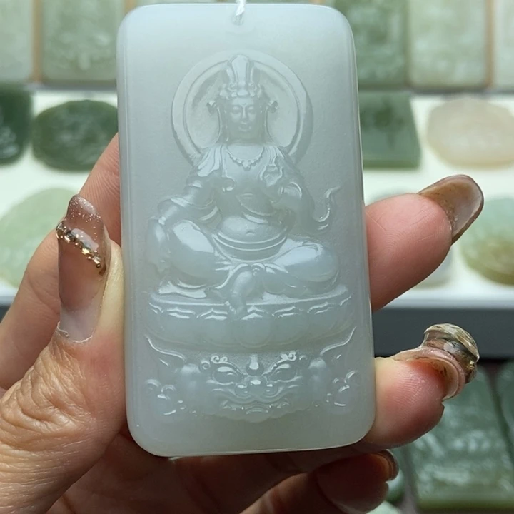 和田玉颈饰未镶嵌?