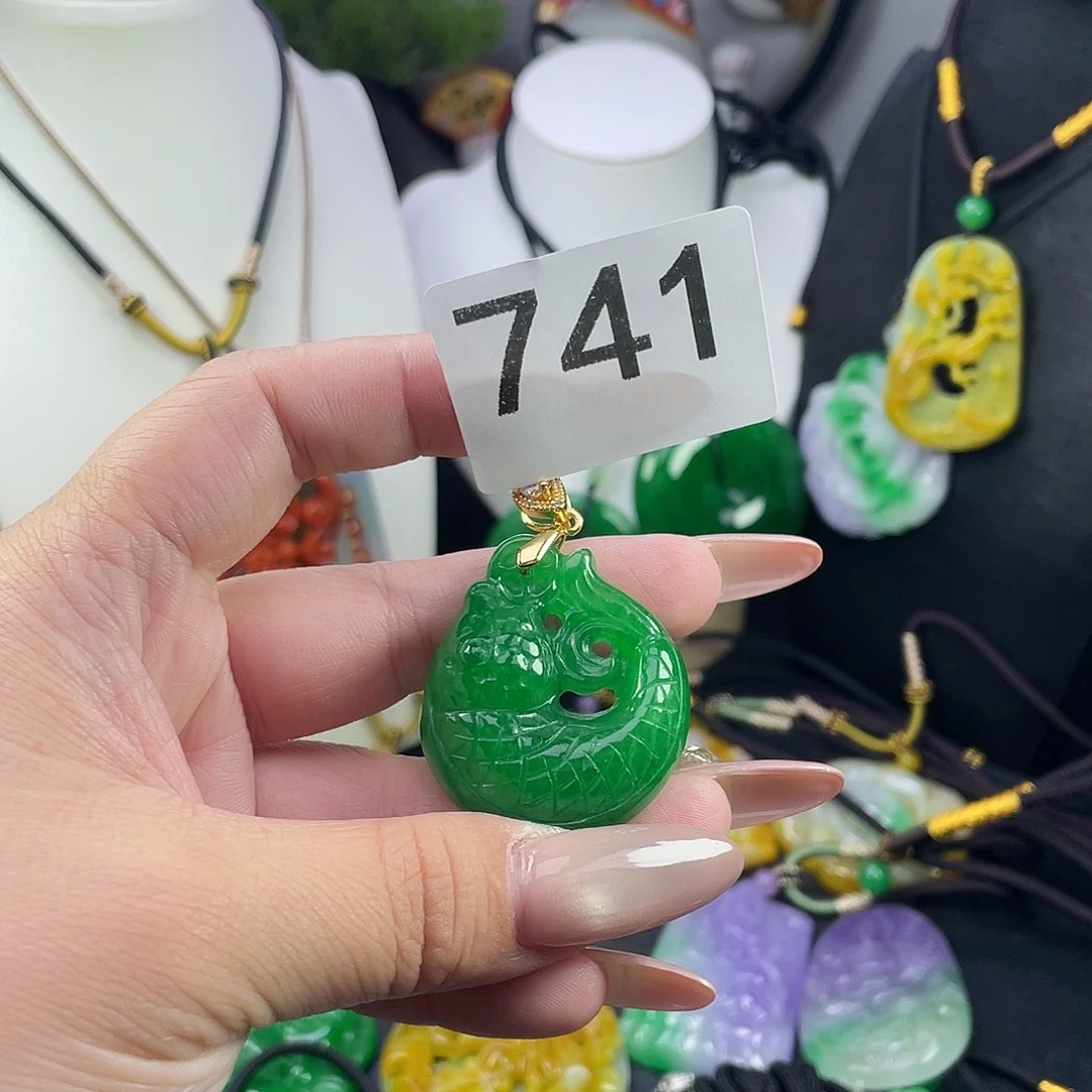 翡翠未镶嵌吊坠(赠链)