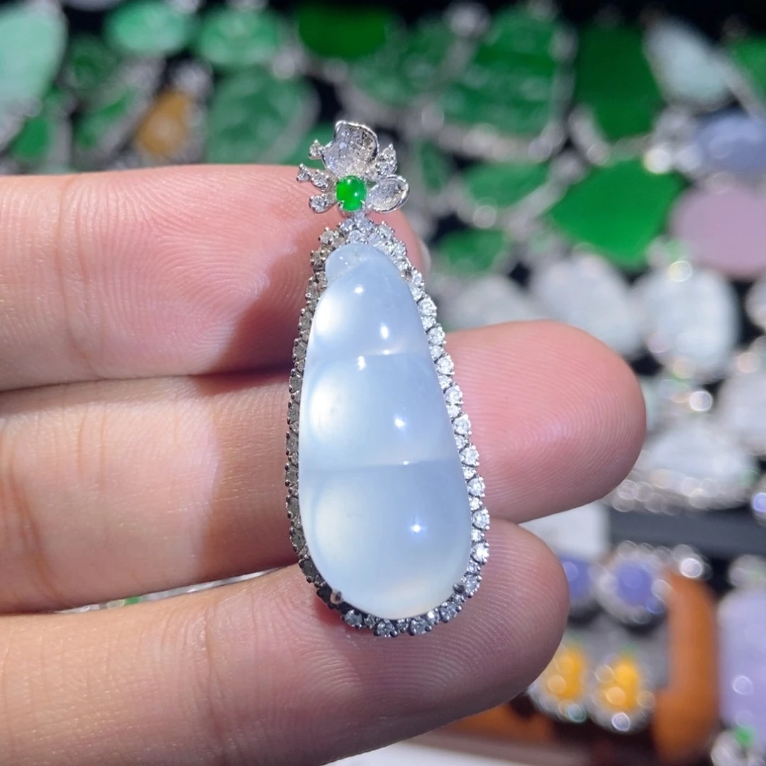 翡翠吊坠(不含链)18K金镶嵌豆子