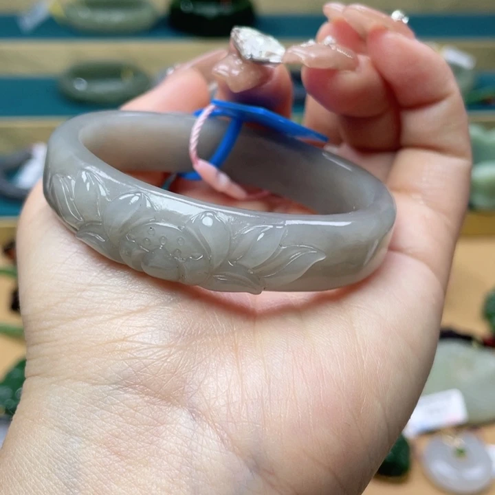 和田玉手镯56+圈口。编号58贵妃镯未镶嵌