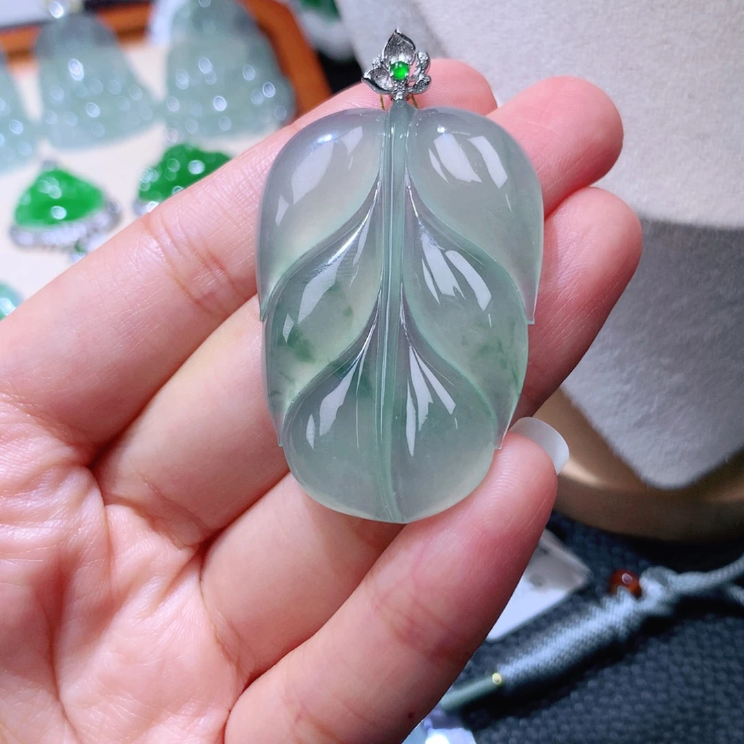 颈饰18K金镶嵌翡翠叶子