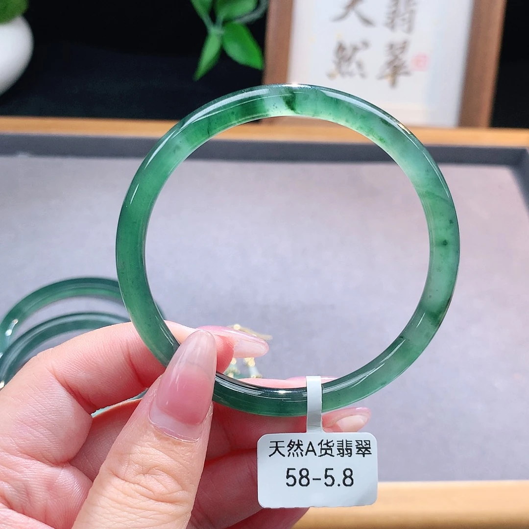 未镶嵌手镯（圆镯）翡翠