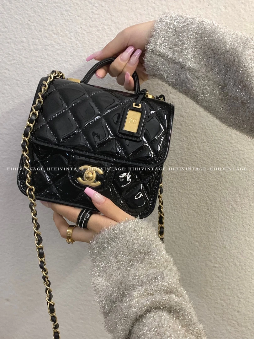 99新 Chanel/香奈儿 Chanel 22K 黑金漆皮邮差豆腐包 芯片款