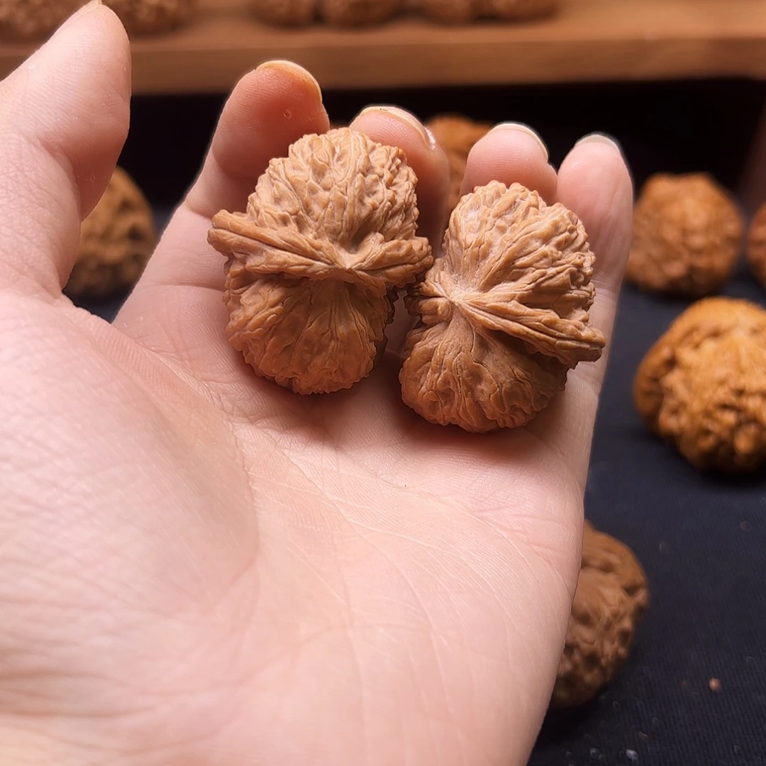 把件核桃红皮白狮子半壁