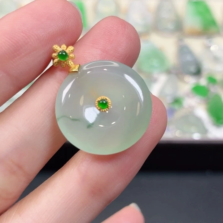 颈饰18K金镶嵌翡翠