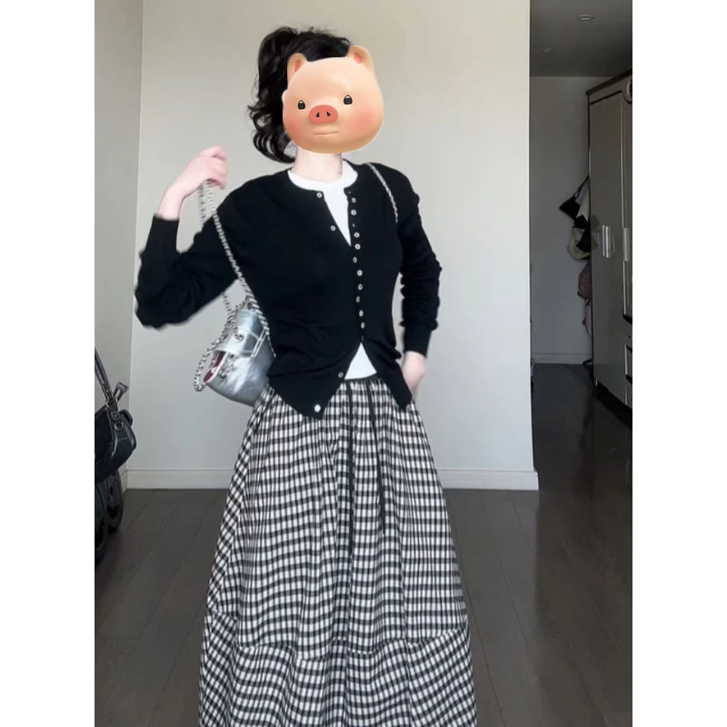 巨好看的早秋韩系ootd穿搭一整套黑色针织开衫格子半身裙两件套装