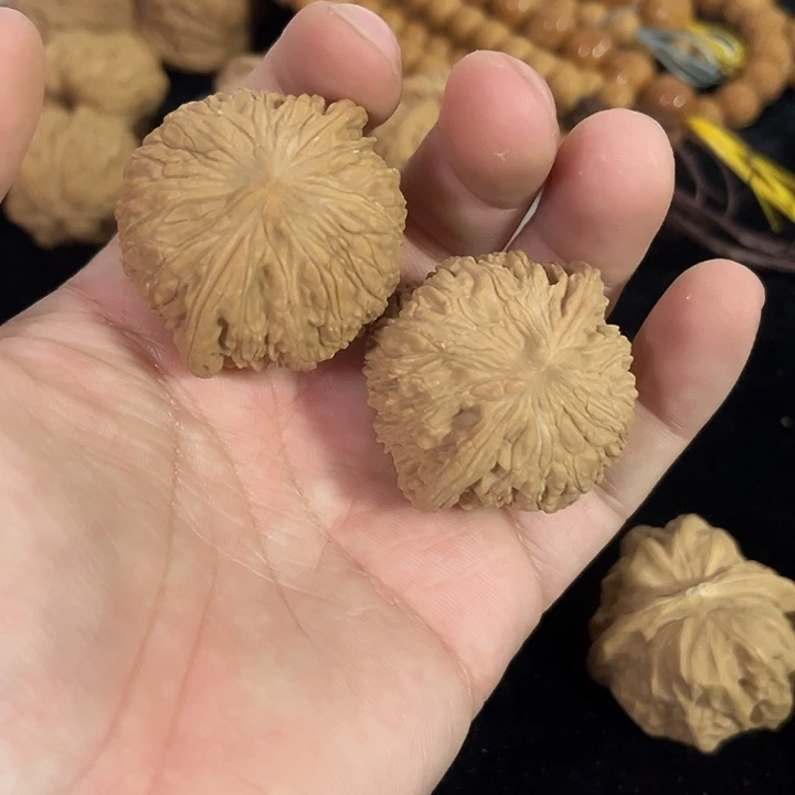 文玩核桃把件40左右微色差绣球，编号 41