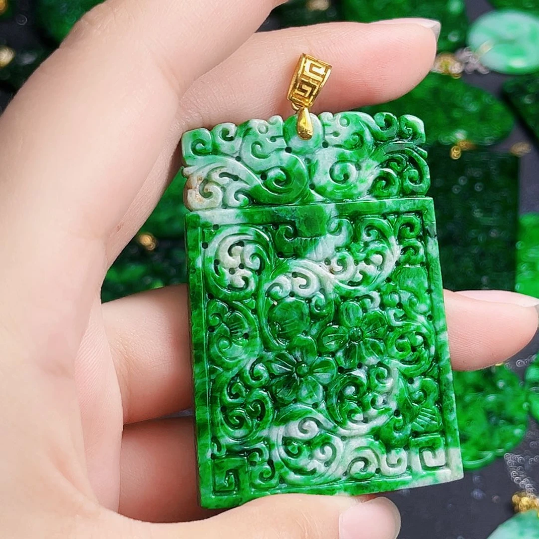 颈饰18K金镶嵌翡翠多样性