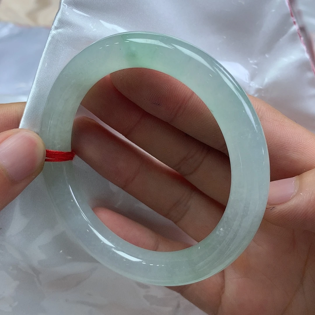 翡翠手镯未镶嵌翡翠