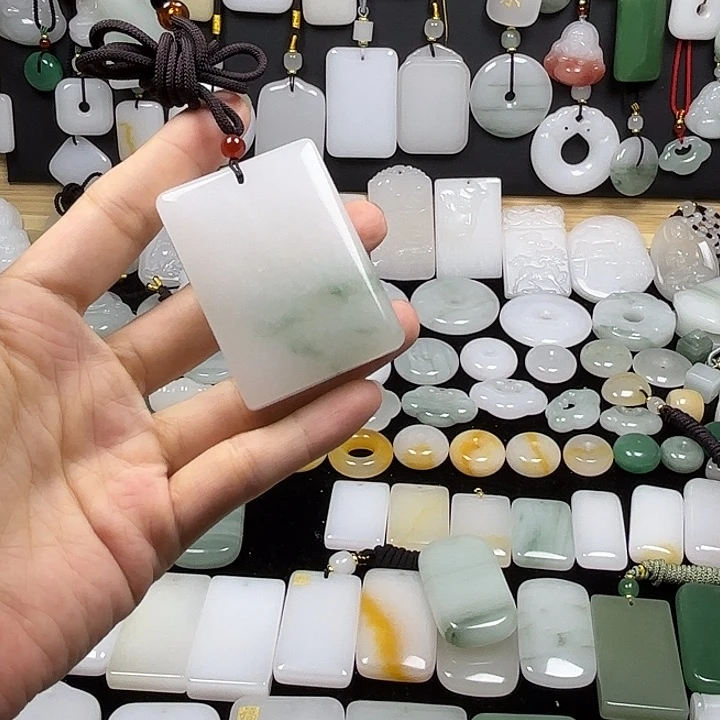 石英质玉未镶嵌颈饰