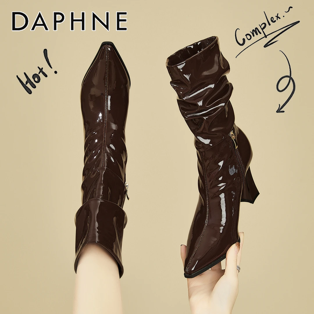 达芙妮棕色尖头细跟时装靴女2025新款秋冬加绒堆堆靴漆皮高跟短靴