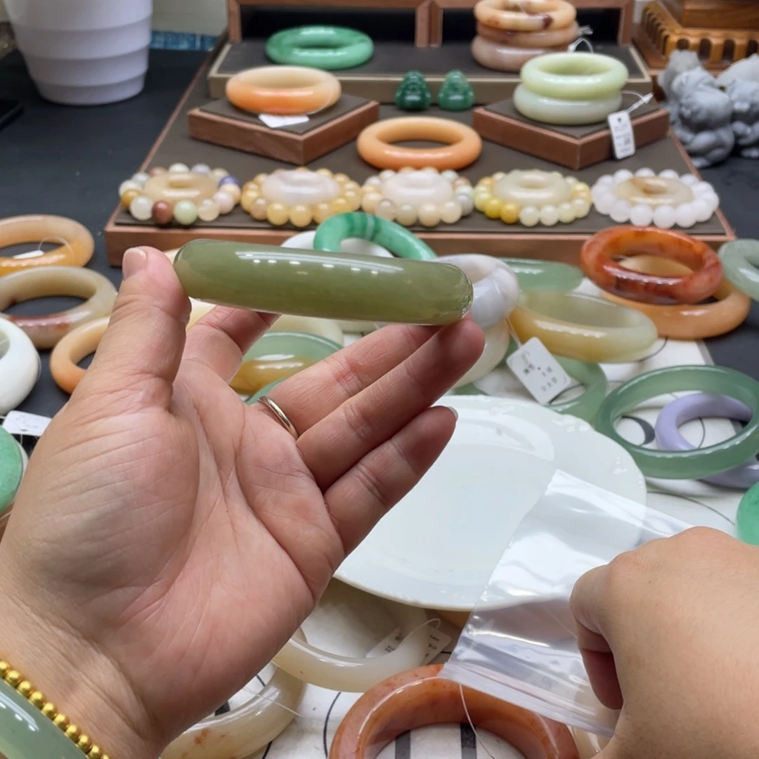 雨***雨石英岩玉未镶嵌手镯